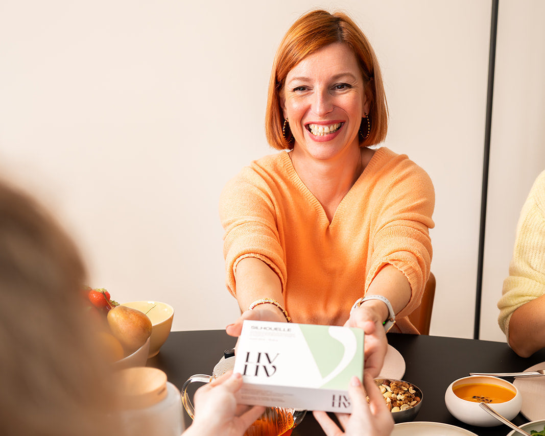 Vicky met de LIVLIV Lifestyle producten die ze bij Divine Body in trajecten verkoopt 