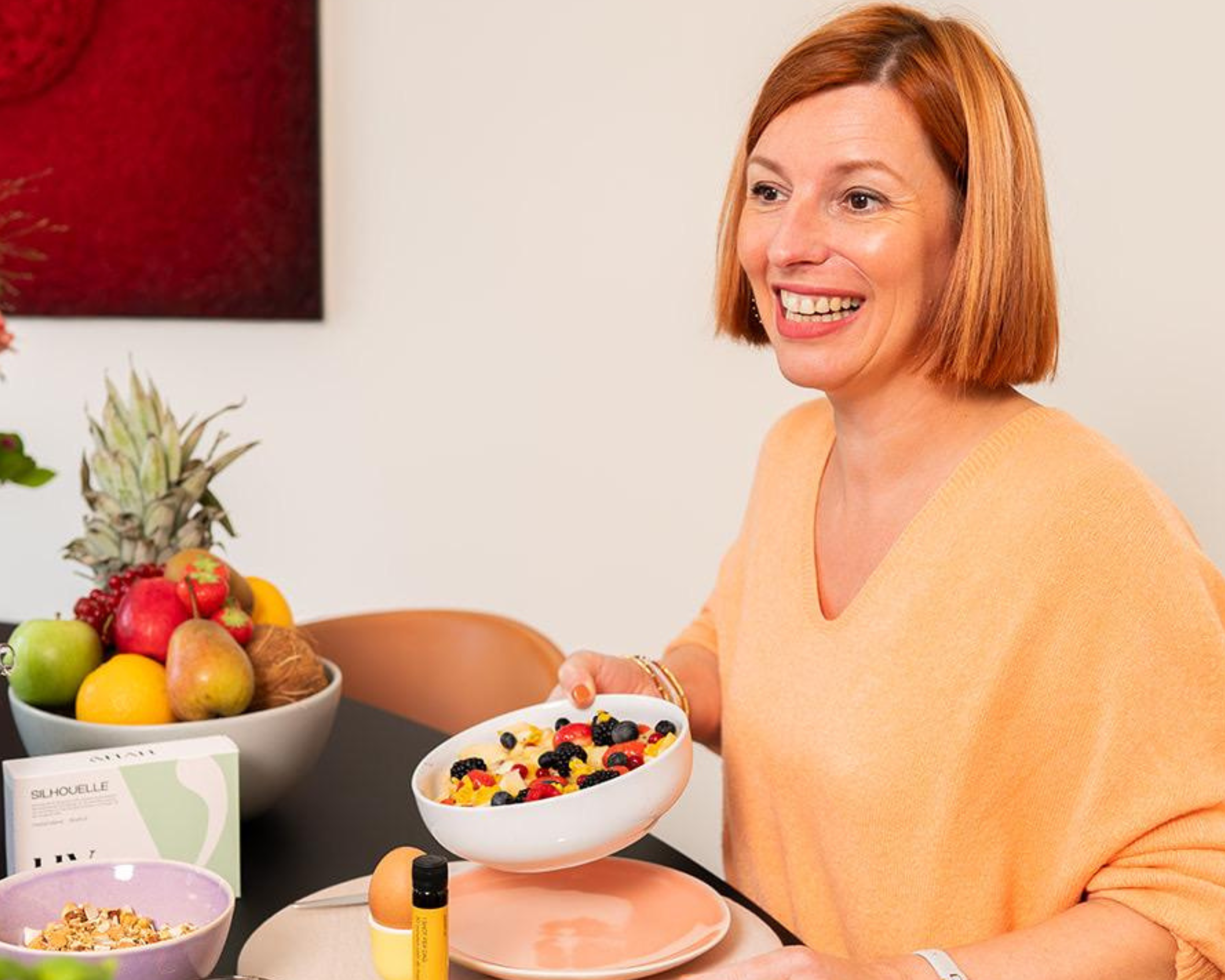 Vicky Heylen hormoonexpert zit aan tafel met gezonde voeding 